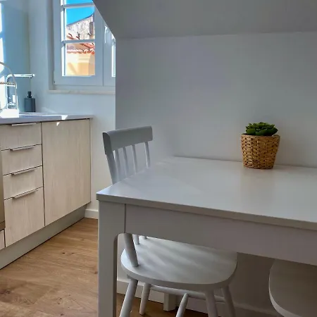 Nestled In Bica: Small Studio, Big Experience Lisboa