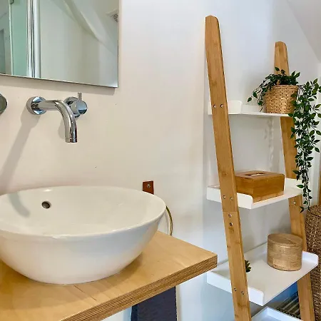 Nestled In Bica: Small Studio, Big Experience شقة *