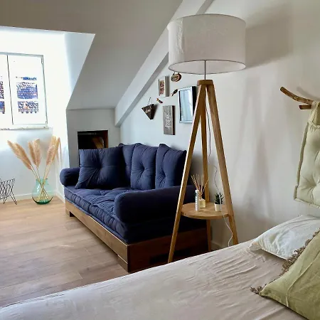 Nestled In Bica: Small Studio, Big Experience Lisboa