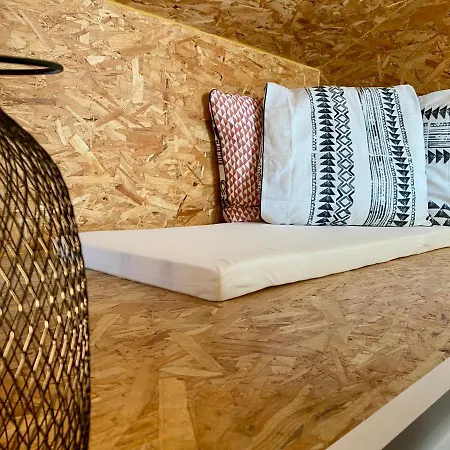 Nestled In Bica: Small Studio, Big Experience شقة